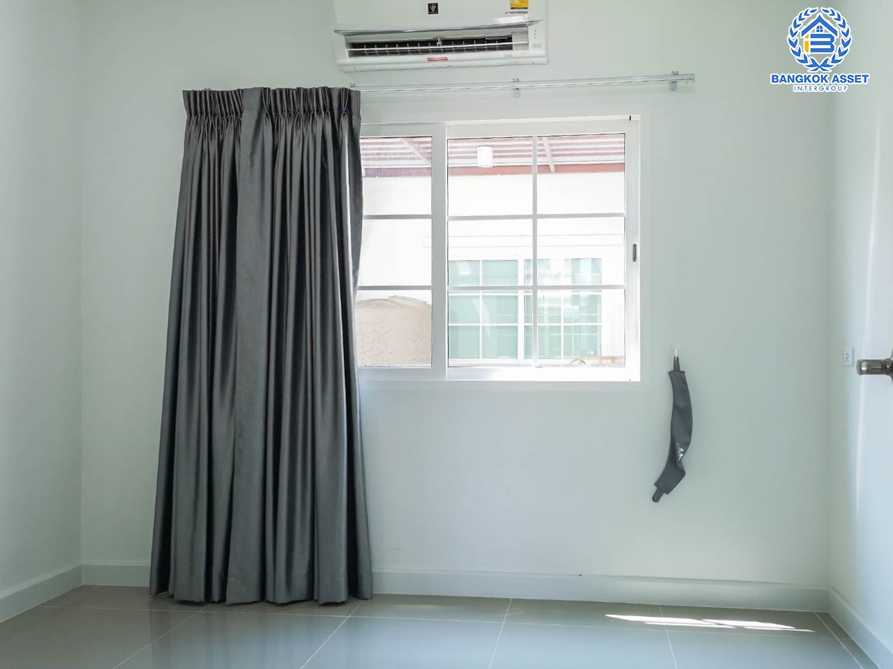 บ้านแฝดมือสอง ม.โกลเด้นนีโอ สาทร บ้านสวย หลังมุม เนื้อที่กว้างถึง 40.8 ตร.ว. ฟังก์ชัน 4 ห้องนอน 4 ห้องน้ำ จอดรถได้ 2 คัน ตกแต่งใหม่ พร้อมเข้าอยู่ ราคาถูกสุดๆ บนทำเลเชื่อมต่อหลายเส้นทาง ใกล้รถไฟฟ้าสายสีเขียว "สถานีวุฒากาศ" และ ทางด่วน "สาทร"